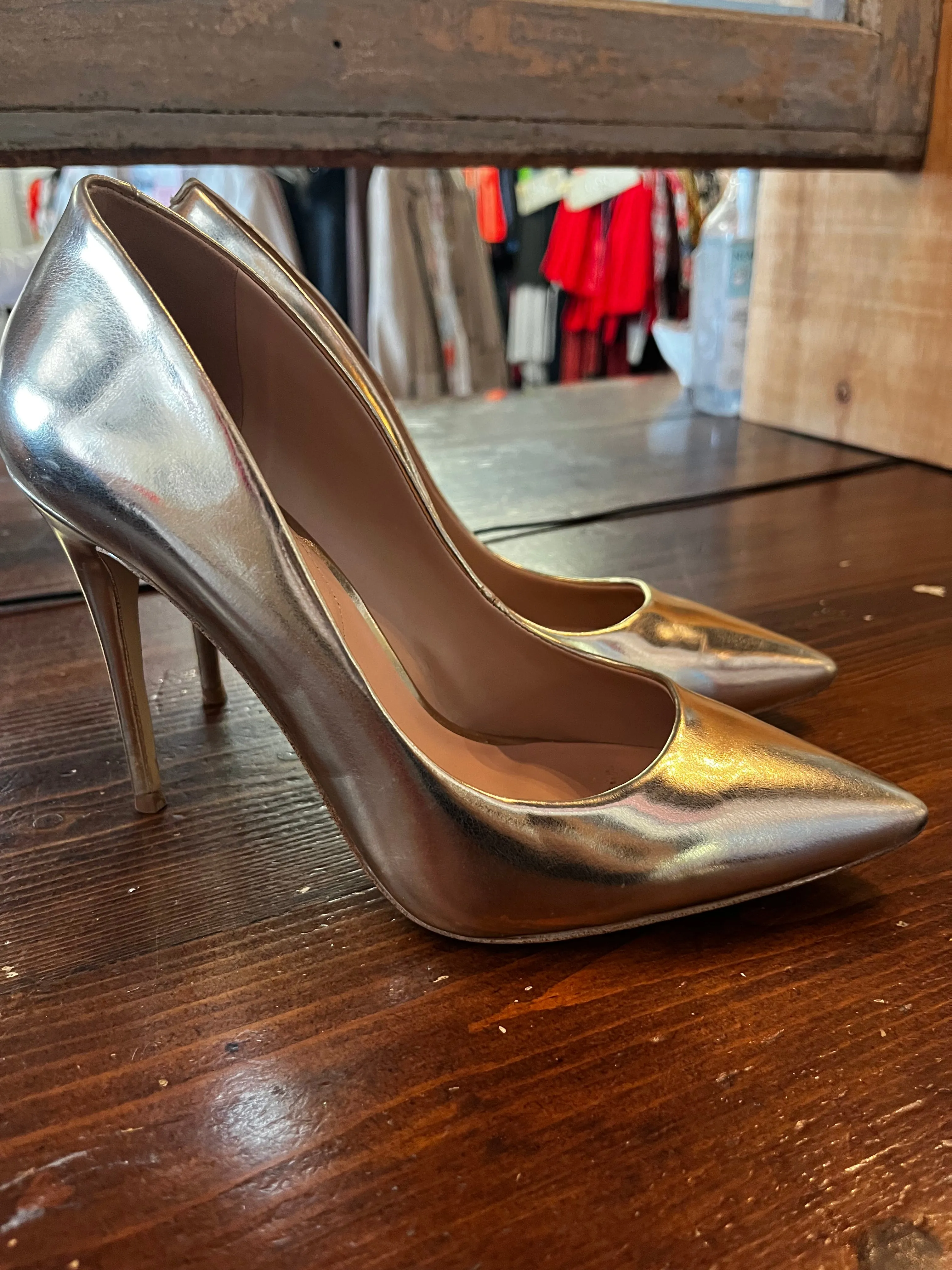 Golden Aldo Pumps (Size 8)