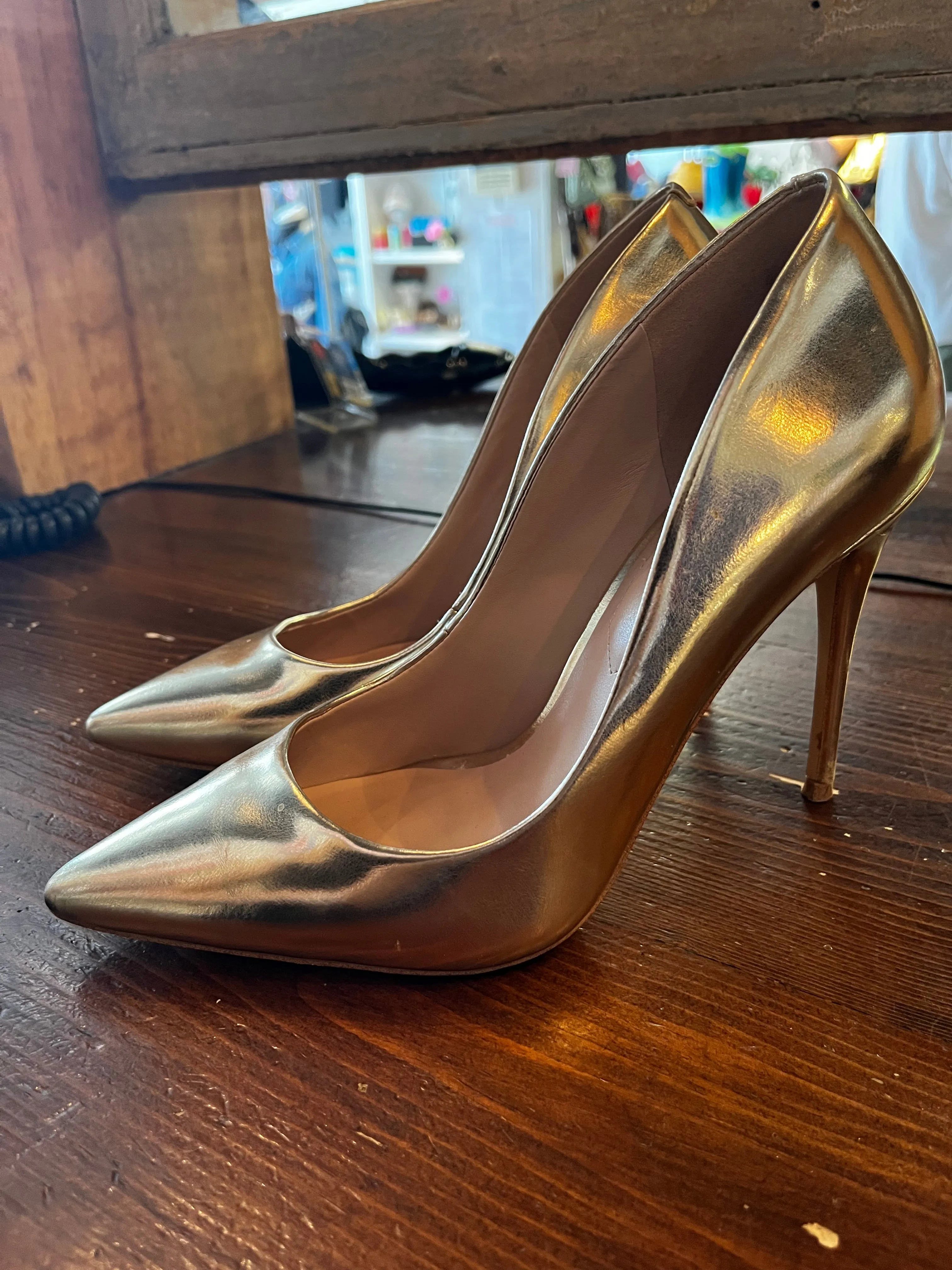 Golden Aldo Pumps (Size 8)