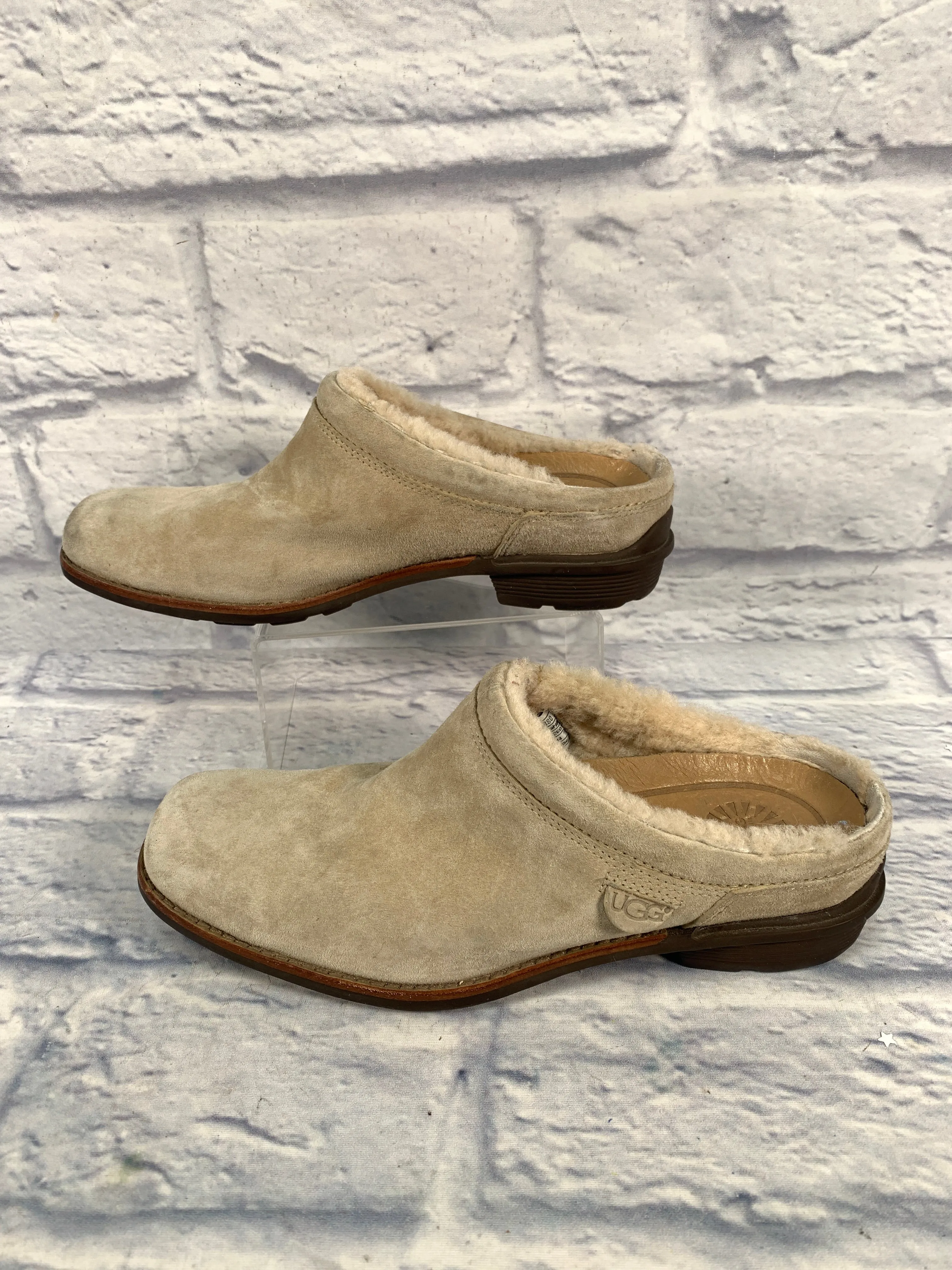 Shoes Flats By Ugg In Tan, Size: 9