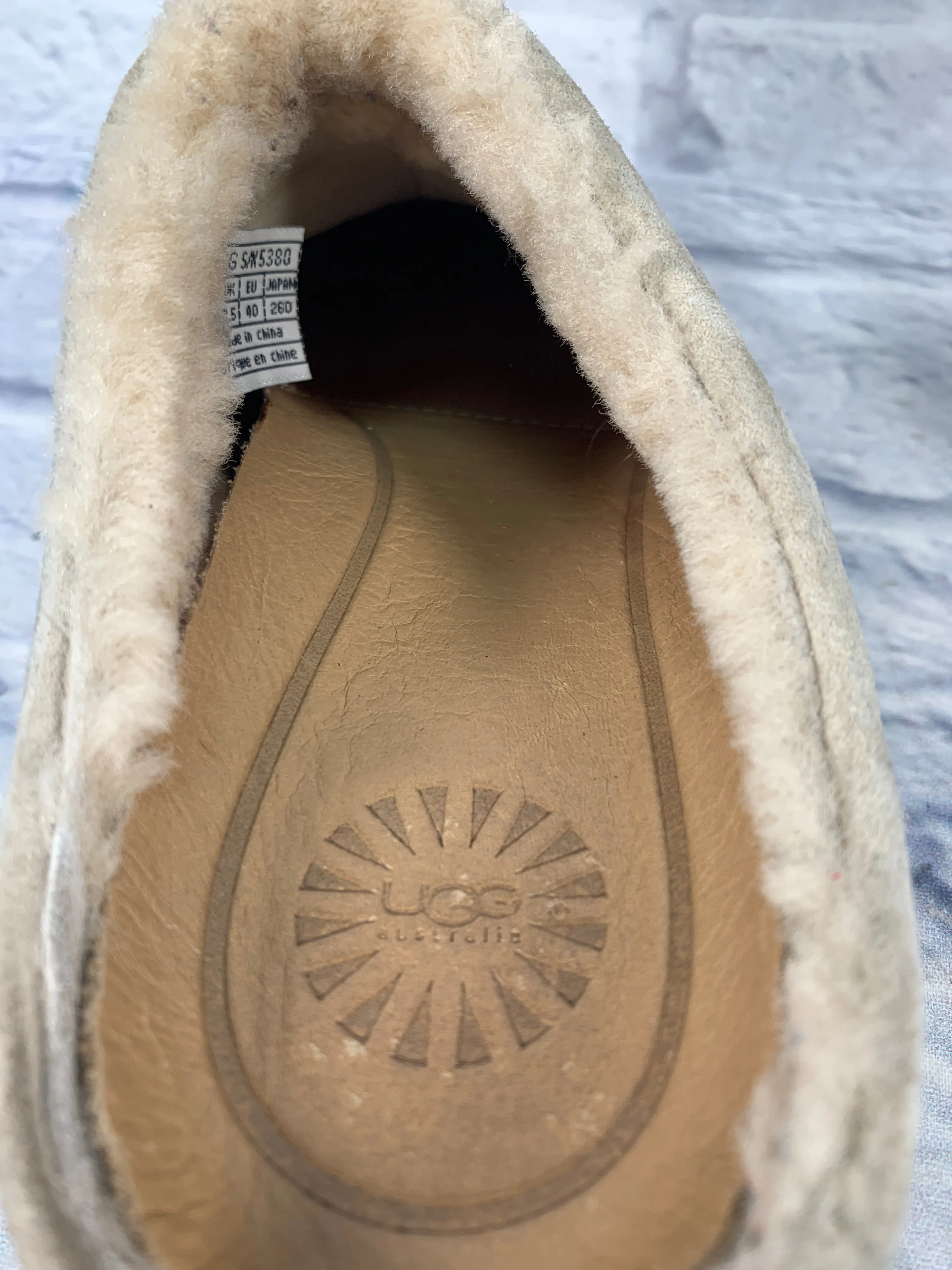 Shoes Flats By Ugg In Tan, Size: 9