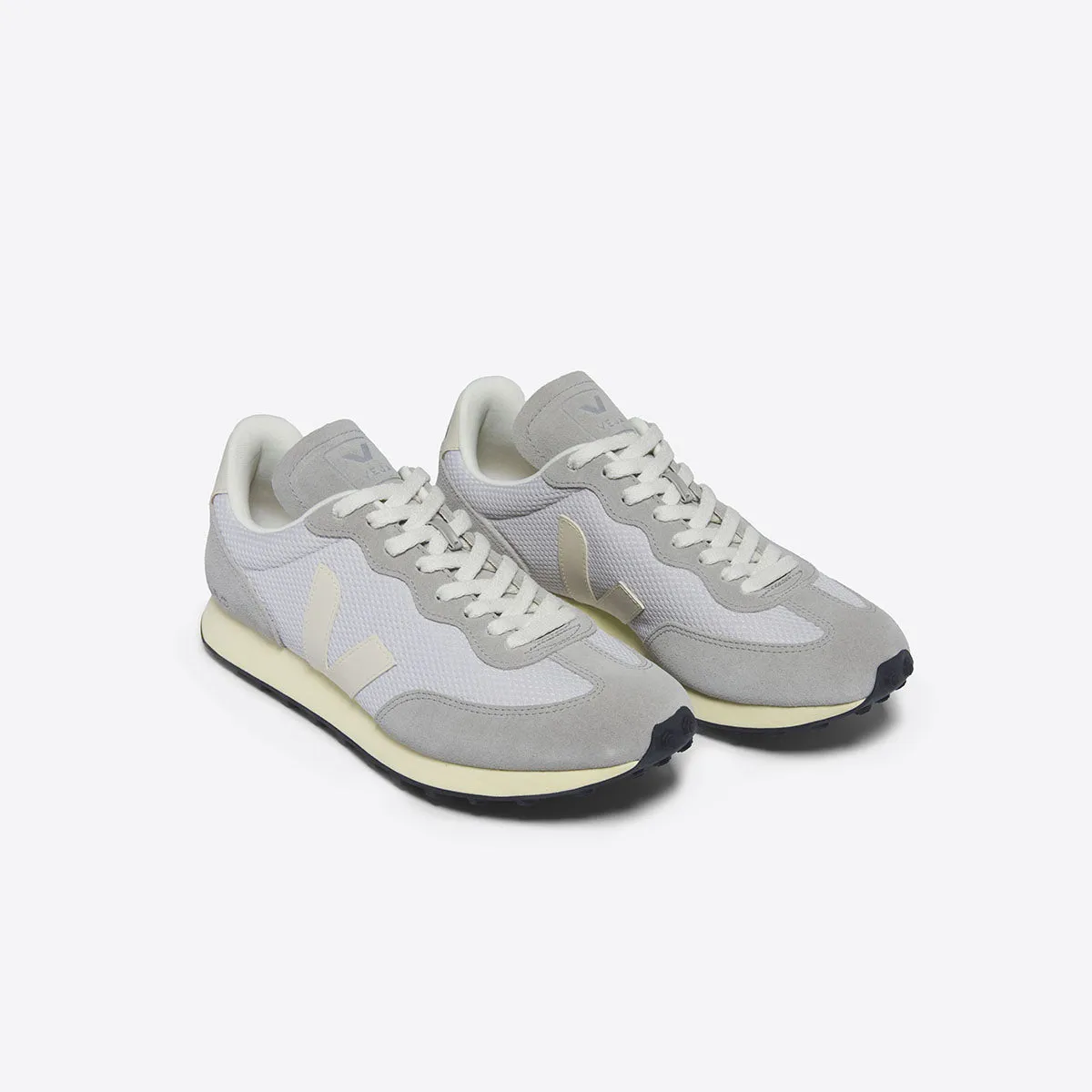 Veja - Rio Branco Alveomesh Trainers in Light Grey/Pierre